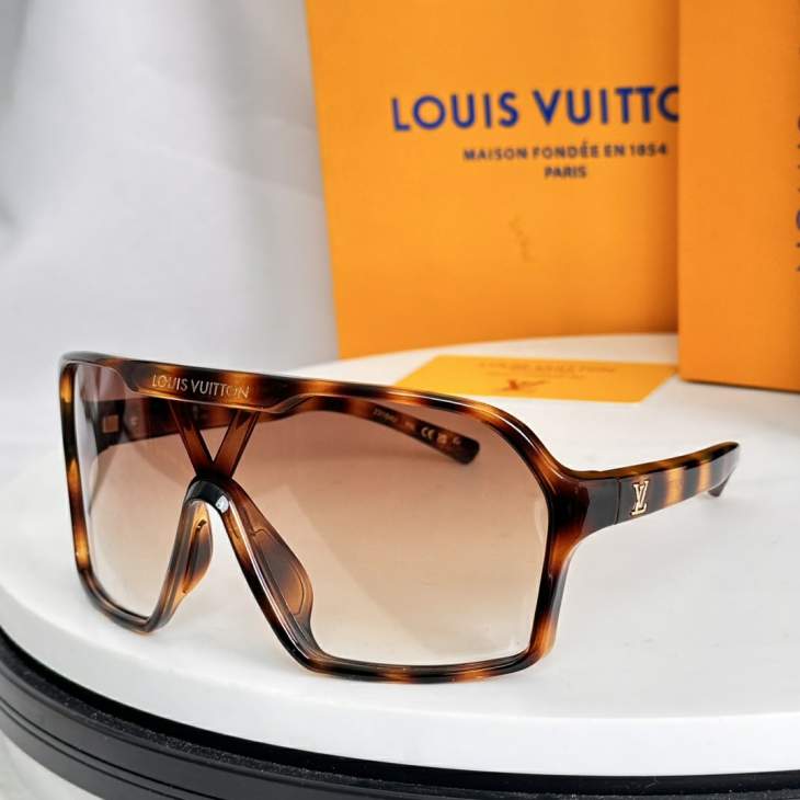 Picture of Louis Vuitton Sunglasses _SKUfw77817714fw